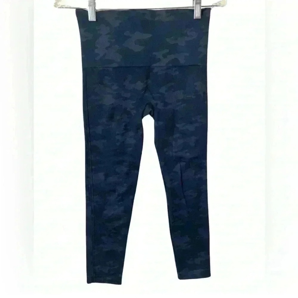 SPANX Look at Me Now Seamless Leggings Camo
High Waisted - Picture 7 of 9